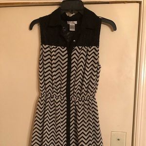 Black and white sleeveless pinky dress